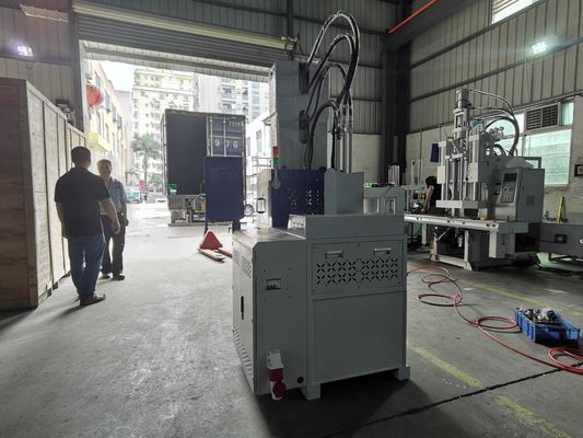 آلة صناعة الصب البلاستيكي الرأسي 30T 6.7kW مع 13 KN قوة القذف الحفاظ المنخفض