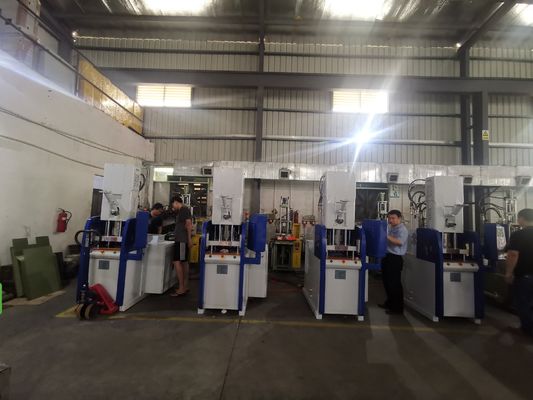 آلة صناعة الصب البلاستيكي الرأسي 30T 6.7kW مع 13 KN قوة القذف الحفاظ المنخفض