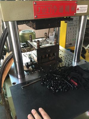 35T بلاستيكية عمودية حقن آلة صناعة الصبغة Max Daylight 340/280mm للشريحة التلقائية